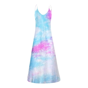 Detail eines Tie-Dye-Sommerkleides mit Spaghettiträgern in Blau Rosa und Lila