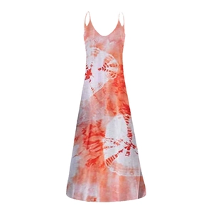 Detail eines bunten Batik-Sommerkleides mit Spaghettiträgern und fließendem Stoff
