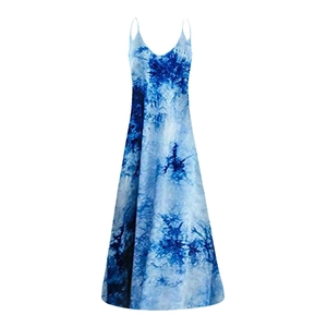 Detailansicht des V-Ausschnitts und des Batikmusters auf diesem Boho-Sommer-Maxikleid