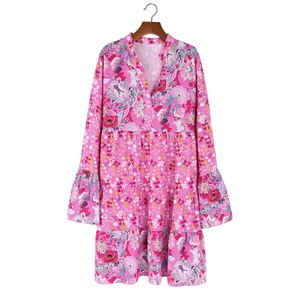 Vue détaillée de la robe rose à fleurs avec jupe à volants et manches évasées