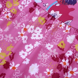 Détail du tissu à imprimé fleuri avec finitions froncées sur une robe d'été
