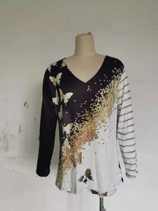 Dettaglio del top con scollo a V con stampa a farfalla e manica a righe asimmetrica