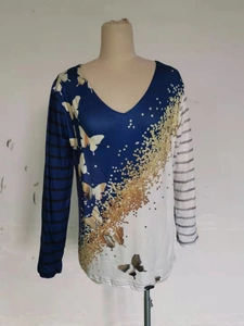 Dettaglio di t-shirt con scollo a V con stampa a farfalla e maniche a righe a contrasto