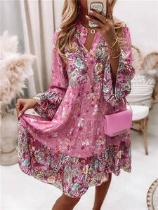 Détail de la robe courte fleurie rose avec col en V et manches à volants superposés