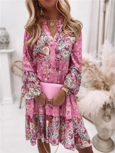 Détail du décolleté en V profond et du tissu floral multicouche de la robe d'été rose