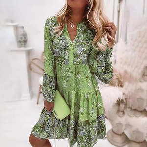 Détail de l'imprimé floral paisley et de la jupe à volants sur une robe en mousseline