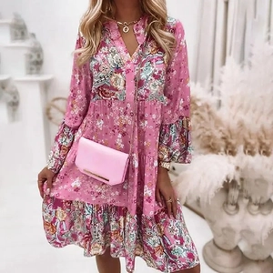 Détails de la robe bohème à fleurs rose, col en V, boutons et motifs paisley