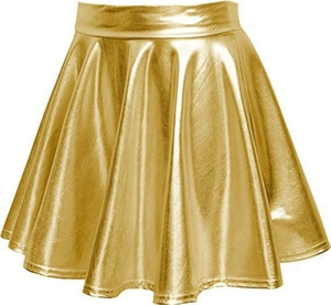 Detailweergave van een geplooide minirok met hoge taille en glanzende gouden coating