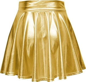 Detail van glanzende goudkleurige plooirok met hoge taille en reflecterende metallic finish