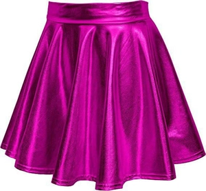 Detail van fuchsia metallic plooirok met glanzende stof en elastische tailleband