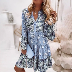 Robe d'été courte pour femmes à fleurs avec manches cloche étagées et col en V plongeant