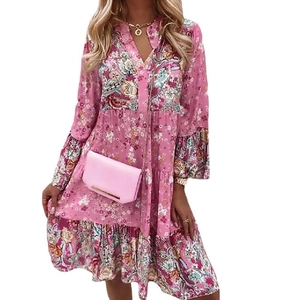 Robe bohème rose à fleurs avec col en V et manches cloches à volants pour femme