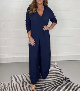 Ensemble bleu marine composé d'un haut long fendu et d'un pantalon large assorti