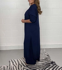 Détail de la fente latérale haute sur un ensemble deux pièces bleu marine modeste
