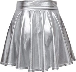 Detail van zilveren metallic plooirok met elastische hoge taille voor party en disco stijl