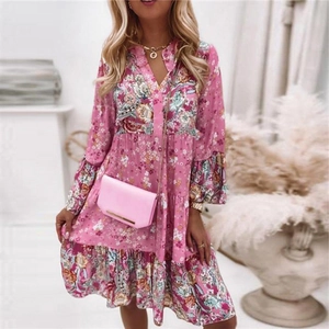 Robe rose à imprimé fleuri avec col en V, ourlet à volants et manches longues évasées