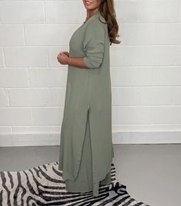 Vue détaillée de l'ensemble tunique longue fendue vert sauge et pantalon à jambes larges