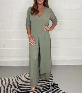 Détail d'un ensemble vert olive deux pièces avec tunique fendue à col en V et pantalon large
