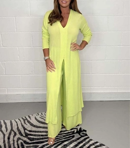Détail d'un ensemble deux pièces vert néon avec haut long fendu et pantalon large