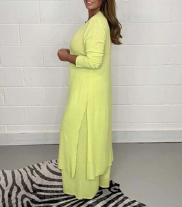 Détail de l'ensemble deux pièces vert fluo avec tunique fendue sur le côté et pantalon large