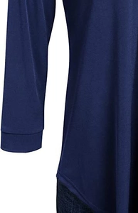 Detalle de blusa de gasa azul marino que muestra el dobladillo curvo y los puños cosidos