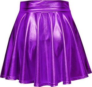 Detail van de paarse metallic geplooide minirok met een glanzende afwerking