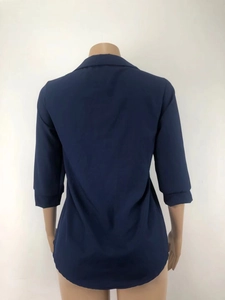 Vista posterior de blusa elegante de gasa azul marino con mangas tres cuartos en maniquí