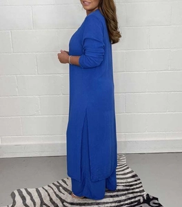 Détail de l'ensemble haut long fendu bleu Klein et pantalon large assorti