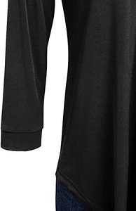 Detalle de la blusa negra de gasa con cuello en V que muestra la textura y el dobladillo