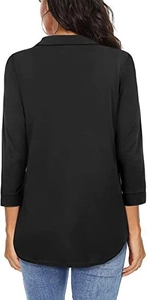Vista trasera de la blusa minimalista de gasa negra con mangas tres cuartos y dobladillo