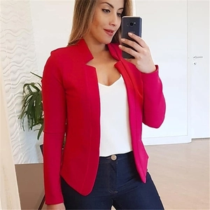 Detalle de una chaqueta tipo blazer roja entallada para mujer con diseño frontal abierto