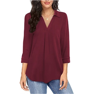 Primer plano de elegante blusa de gasa color vino tinto con cuello en V y detalles plisados