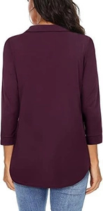 Vista posterior de blusa de gasa color vino con dobladillo curvado y mangas de tres cuartos