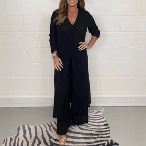 Ensemble noir deux pièces pour femme avec haut long fendu et pantalon large assorti