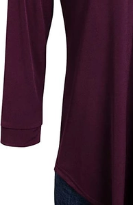 Detalle de la blusa elegante de gasa granate mostrando el dobladillo curvo y la tela suave