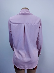 Dettaglio della piega posteriore e del carré di questa camicia casual a maniche lunghe