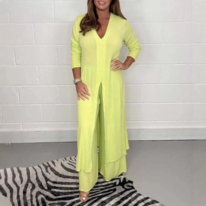 Ensemble deux pièces pour femme avec haut long fendu et pantalon large en vert fluo