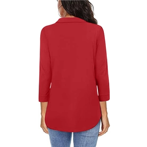 Vista trasera de una blusa roja con cuello en V, mangas 3/4 y un elegante dobladillo curvo