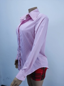 Dettaglio laterale della camicia rosa a maniche lunghe con colletto a rever e bottoni singoli