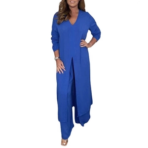 Ensemble 2 pièces femme bleu vif avec haut long à fente haute, col V et pantalon large