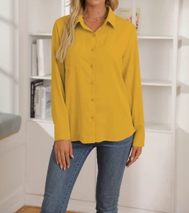 Dettaglio di camicia giallo brillante con colletto a rever e taschino sul petto
