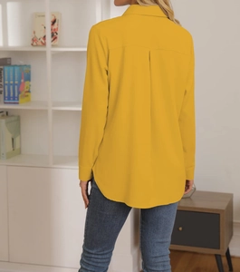 Dettaglio del retro a pieghe e dell'orlo curvo di questa camicia gialla a maniche lunghe