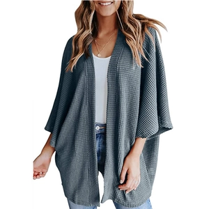 Detail der graublauen Waffelstrickstruktur dieser lockeren Strickjacke mit Fledermausärmeln