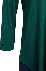 Vista detallada de la blusa verde esmeralda con dobladillo curvo y costuras en puños