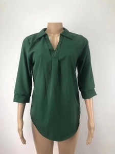 Blusa de gasa verde oscuro con cuello en V, pliegues verticales y mangas de 3/4