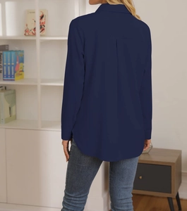Vista posteriore della camicia blu navy a maniche lunghe con colletto e piega baciata