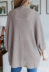 Detailansicht der Waffelstrick-Struktur und Fledermausärmel dieser lockeren Damenstrickjacke