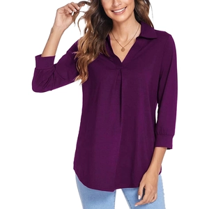 Detalle de blusa elegante de gasa morada con cuello en V y pliegues en la parte delantera