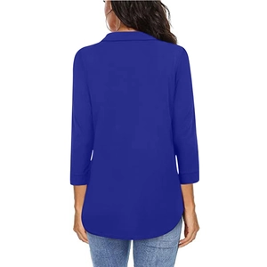 Vista posterior de blusa elegante de gasa azul real con mangas tres cuartos y dobladillo