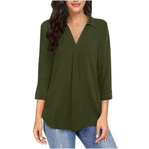 Detalle de blusa elegante de gasa verde oliva con cuello en V y mangas tres cuartos remangadas